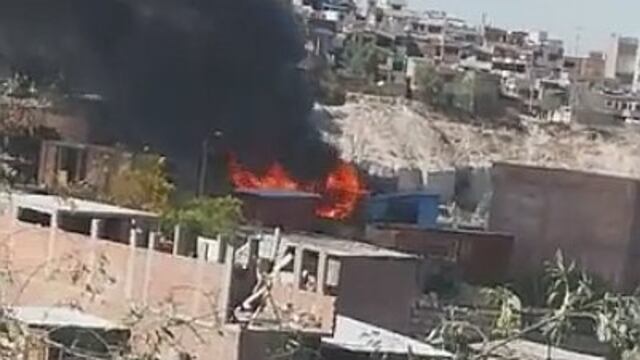 Incendio consumió vivienda en PPJJ Independencia en Alto Selva Alegre