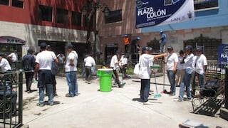 Realizan limpieza y mejoramiento de la plaza Colón