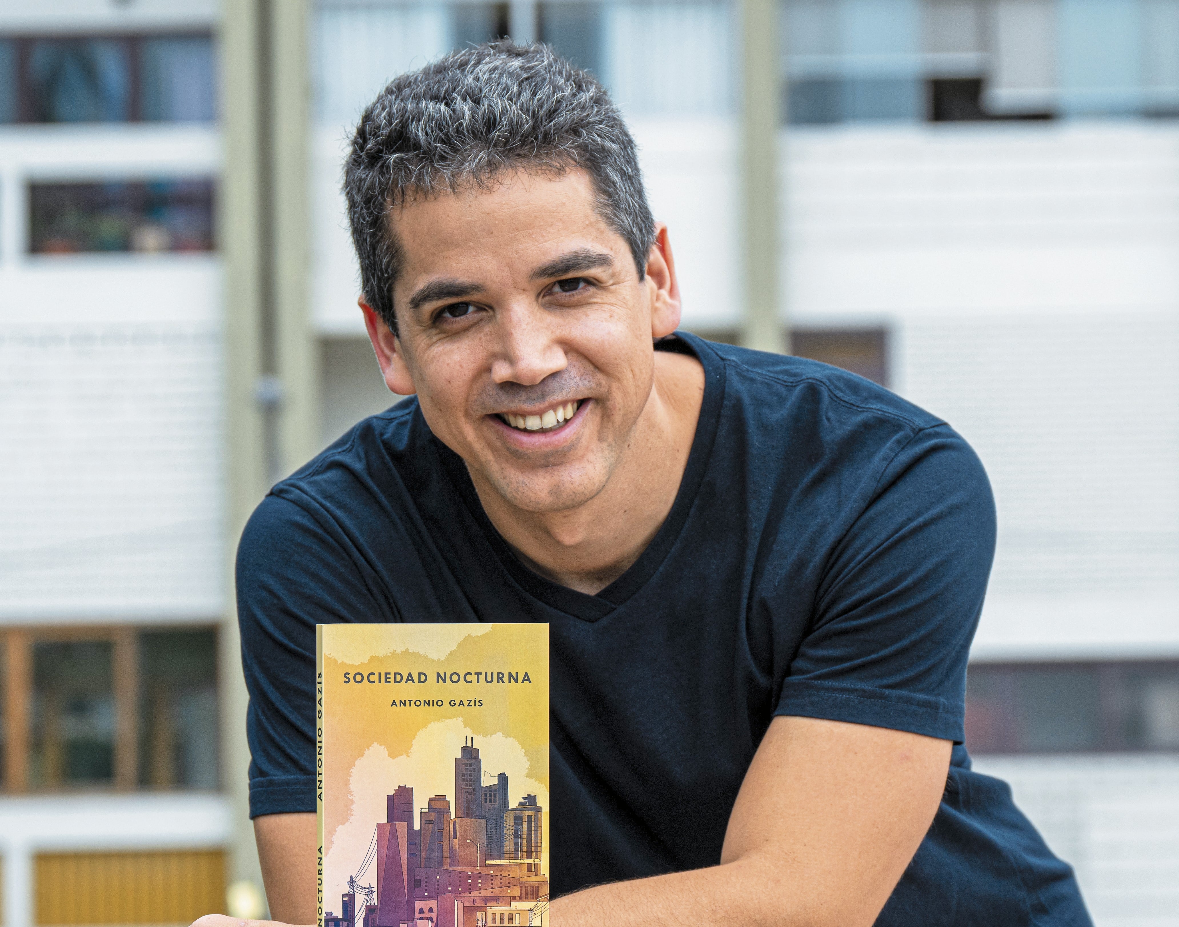 "La lectura incluso más que la escritura. Puede ayudarte a comprenderte, a expulsar sentimientos, a sostenerte”. Foto: Paloma Del Solar / @PHOTO.GEC