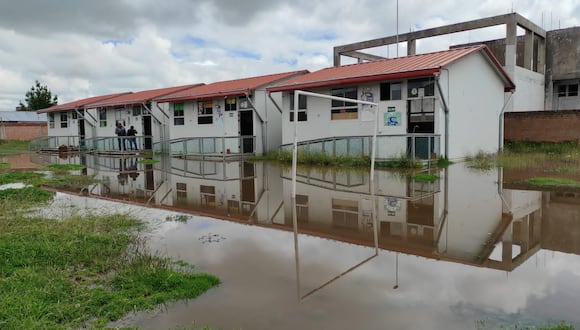 Debido a las lluvias, los patios de algunos colegios de Juliaca estaban llenos de agua, imposibilitando el ingreso de escolares.