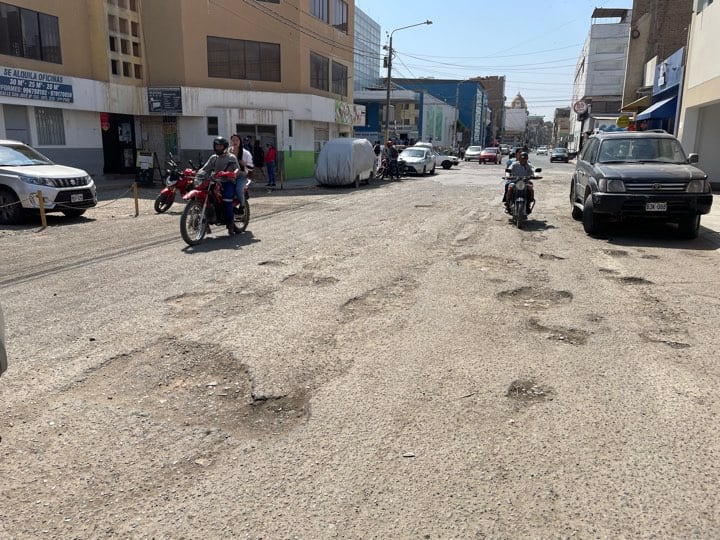 Autoridades evitaron recorrer pistas deterioradas. MPCh y Gobierno Regional firman convenio para ejecutar proyecto de mejoramiento de vías por S/ 16 millones.