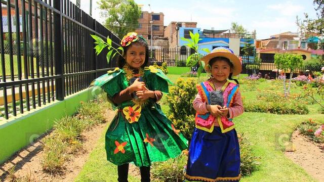 Niños visten ropa reciclada en marcha por la semana de la reforestación