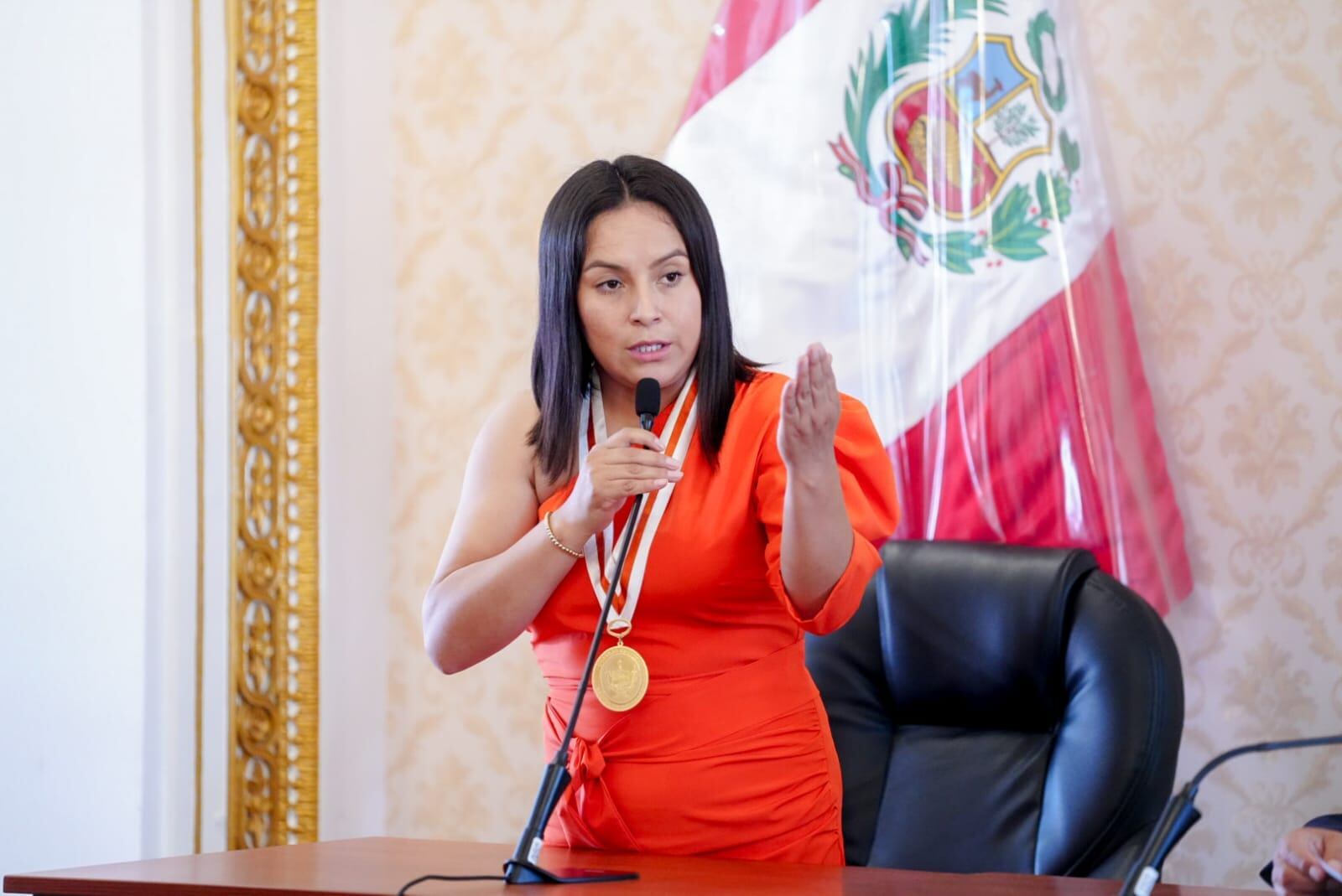 Delincuentes siguen intimidando, a través de llamadas y mensajes, a Lorena Carranza. Incluso, violentaron su vehículo estacionado a metros de la Policía.