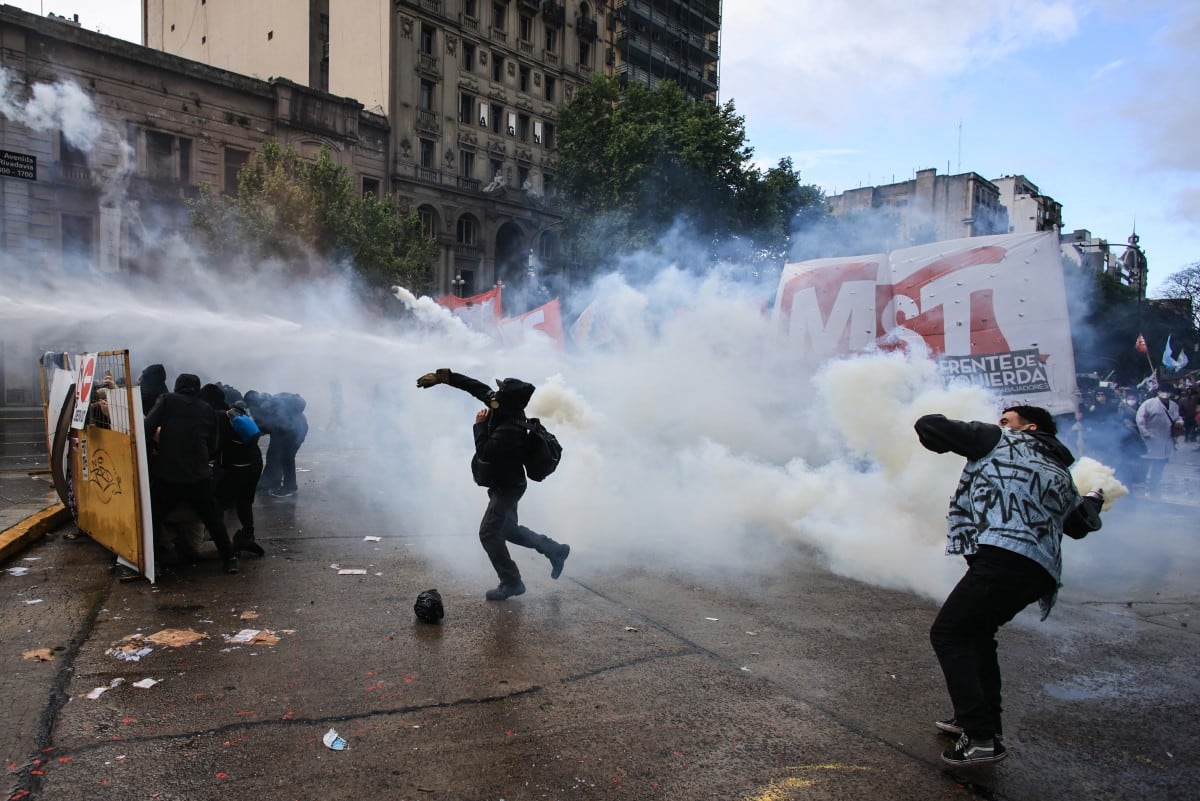 La protesta reunió a estudiantes, docentes y trabajadores universitarios frente al Congreso argentino. Durante el acto central se registraron lanzamientos de piedras y el uso de gases lacrimógenos por parte de la Policía. (Photo by Emiliano Lasalvia / AFP)