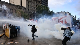Argentina: policías y manifestantes se enfrentan durante marcha universitaria contra Milei