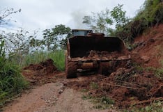 Maquinaria limpia carreteras bloqueadas por el huaico en Perené