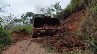 Maquinaria limpia carreteras bloqueadas por el huaico en Perené