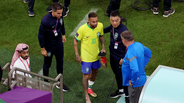 Médico de la selección brasileña indicó que Neymar presenta un esguince de tobillo (FOTO)