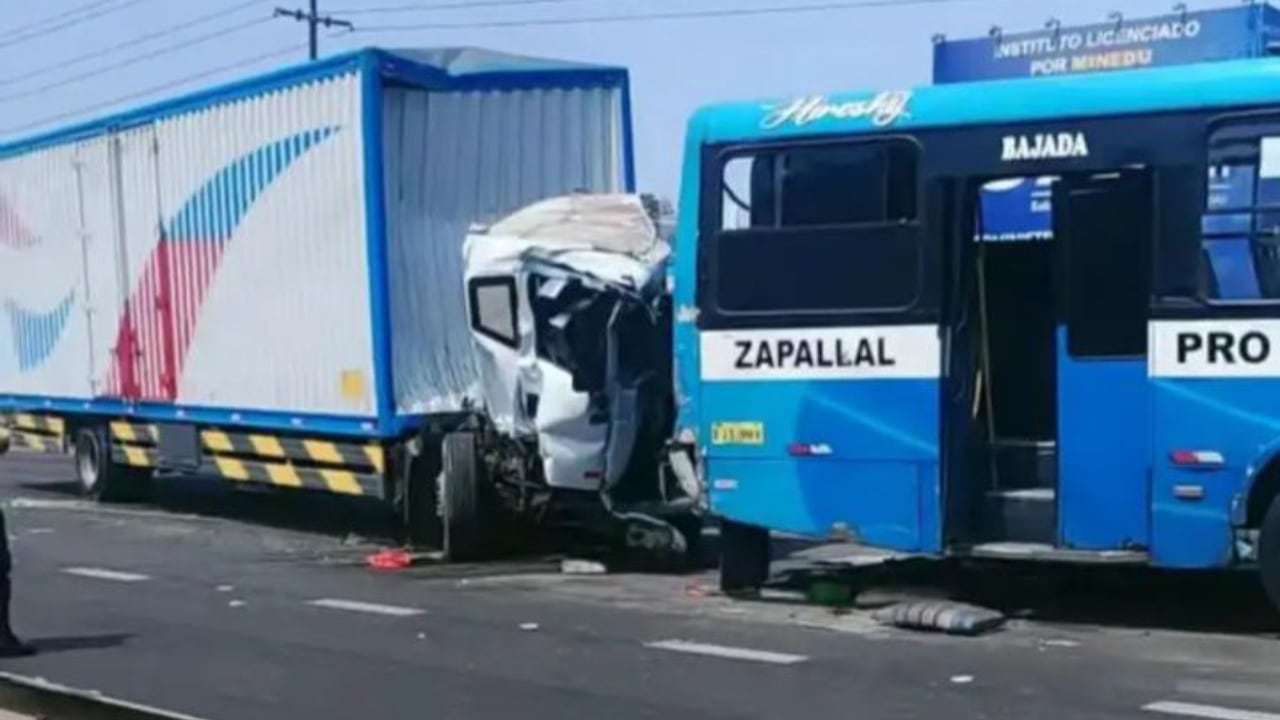 Puente Piedra: choque entre camión y bus El Chino en la Panamericana Norte dejó un muerto y cuatro heridos. Foto: Difusión.