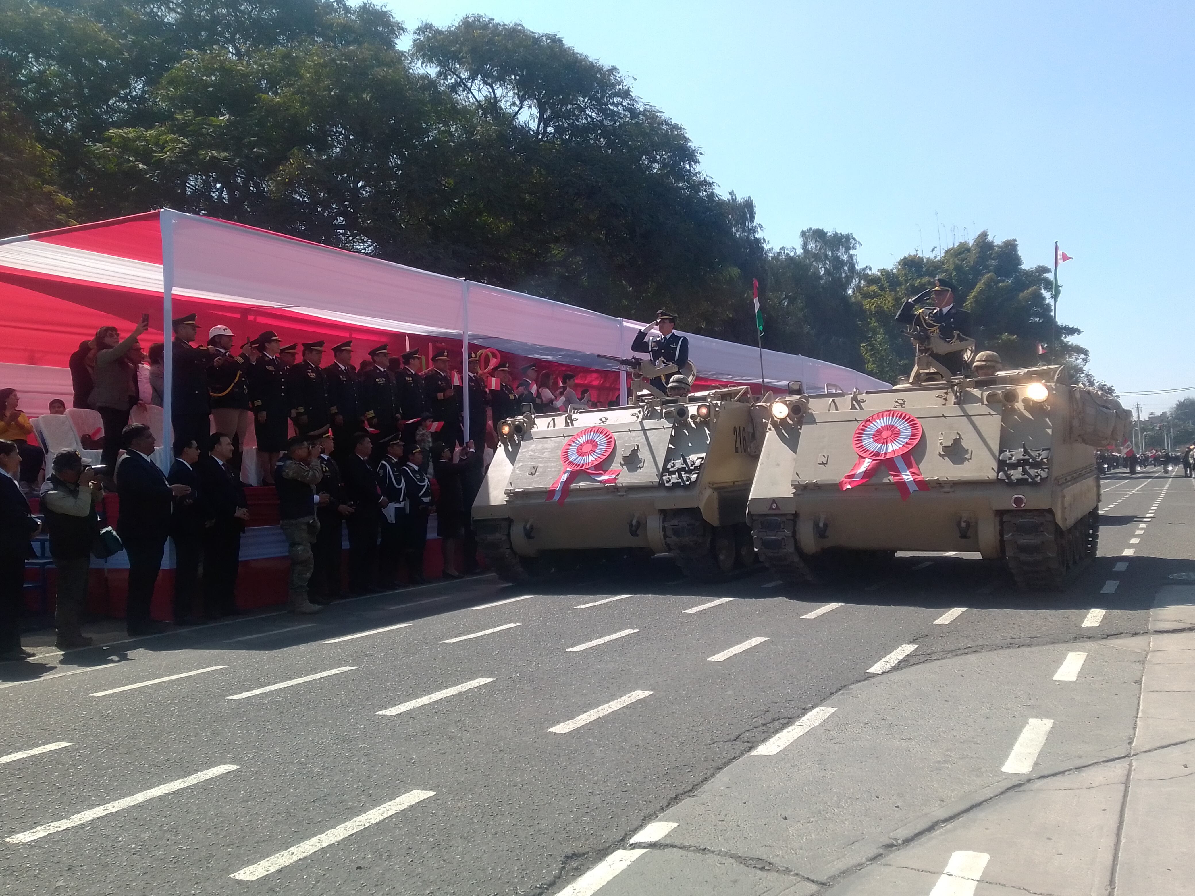 El estado mayor hizo su paso sobre transportes blindados de fabricación soviética abriendo el desfile. (Foto: Adrian Apaza)