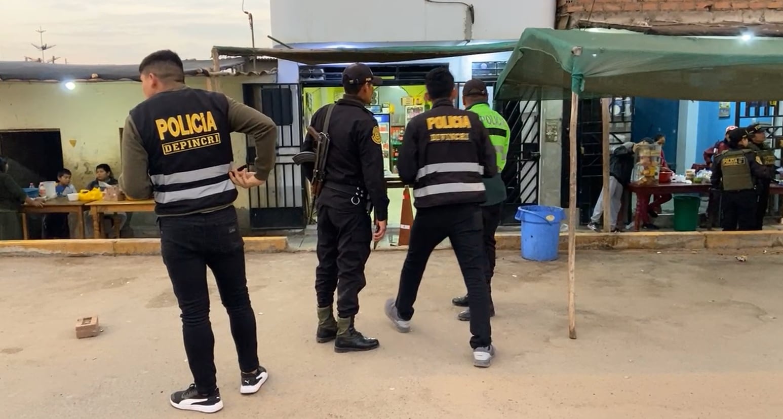 Los criminales llegaron a bordo de una motocicleta y dispararon contra una mujer cuando se encontraba comprando su desayuno en un local del centro poblado Víctor Raúl Haya de la Torre. Además, una bala perdida alcanzó a un hombre. (Foto: Radio Ke Buena Virú)