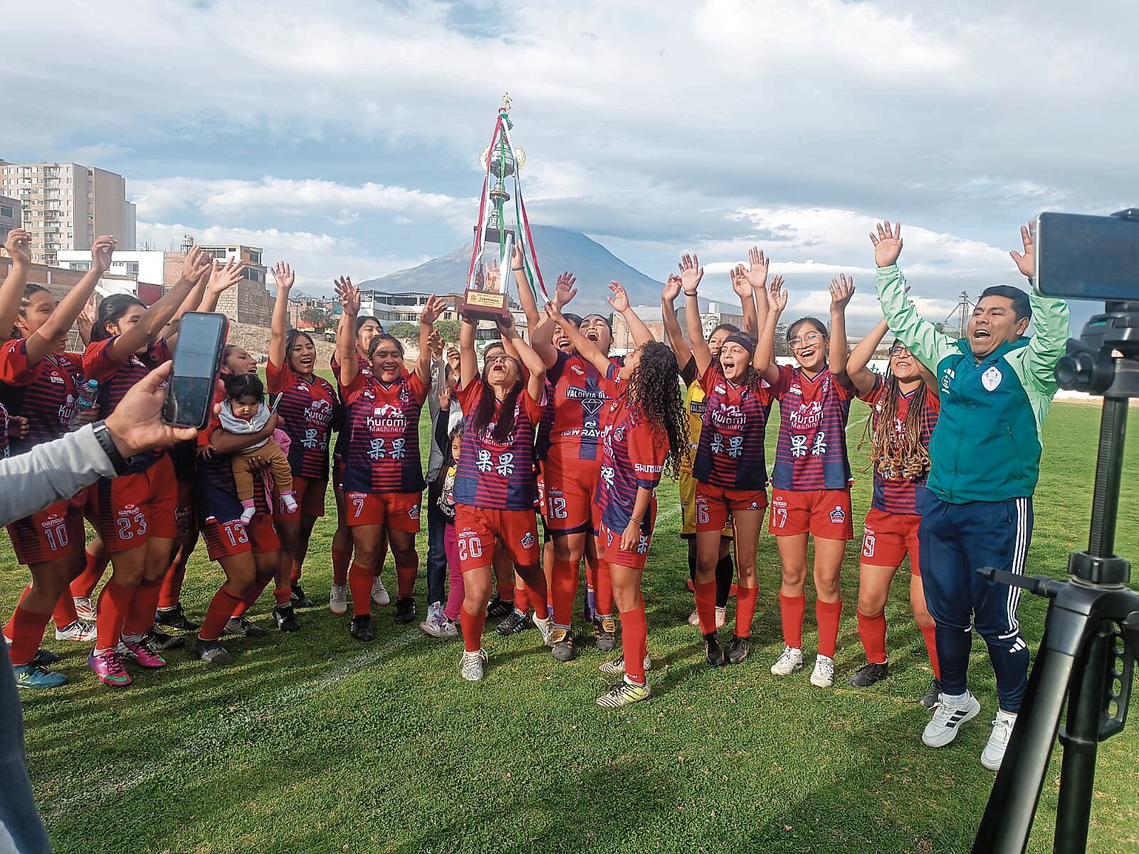 Atlético Arequipa City con la copa en Cerro Colorado. Foto: Vicente Medina.