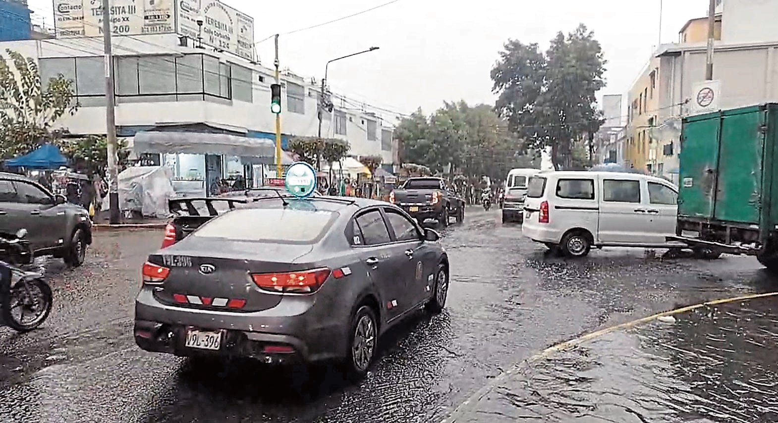 Lluvias generaron aniegos en diferentes calles de la ciudad de Arequipa. (Foto: Yunsu Pariapaza/@photo.gec)