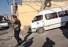 Moquegua: Combi de servicio público derriba dos postes al quedarse sin frenos