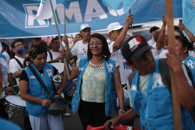 Simpatizantes de partidos llegan a exteriores del Centro de Convenciones por debate presidencial (Foto: Julio Reaño/GEC)