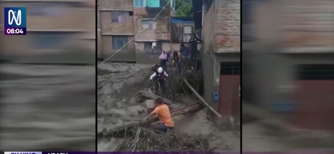 Equipos de rescate trabajan en el distrito de Aina para evacuar a pobladores atrapados mientras autoridades evalúan daños y derrumbes en carreteras. FOTO: CAPTURA CANAL N.