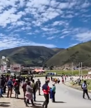 Tayacaja acata tercer día de paro indefinido contra minera Cobriza