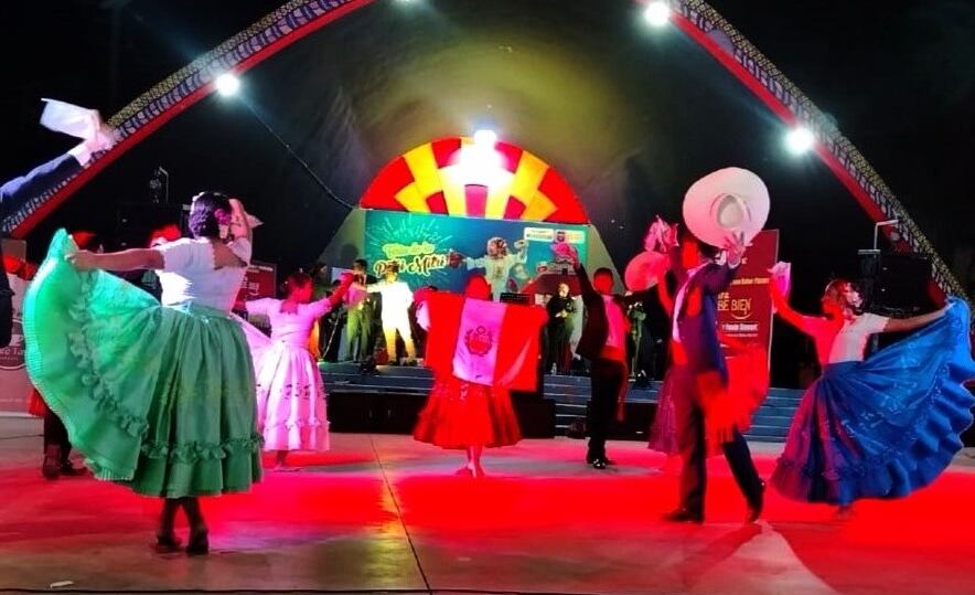 En la Feria de la Pitri Mitri se vivió la muestra Trajes del Perú.