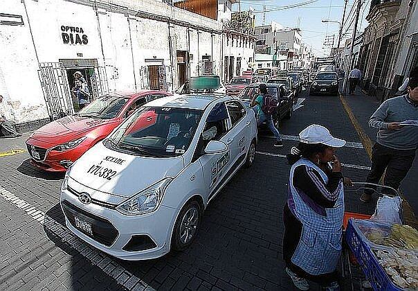 Taxistas esperan comenzar a tramitar sus permisos (Foto: GEC)