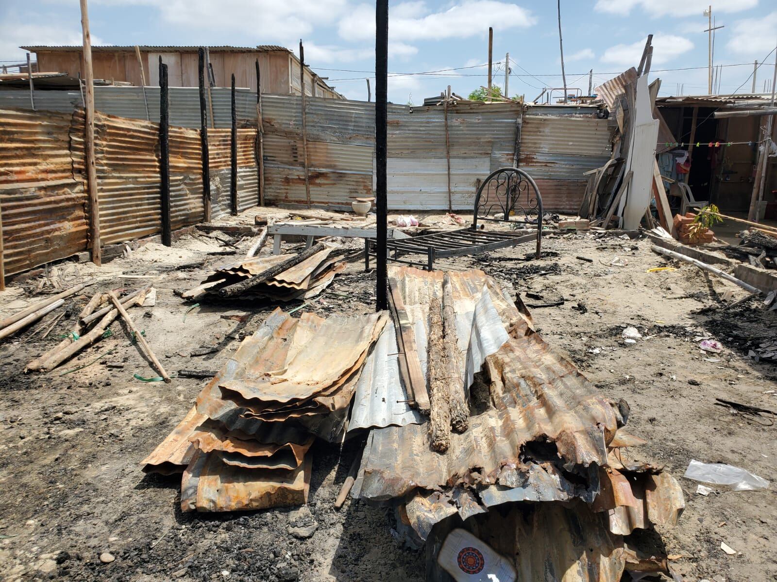 Se presume que dos personas llegaron en una motocicleta y prendieron fuego en la casa de uno de los vecinos.