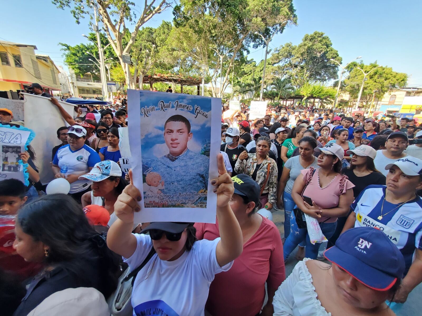 Con pancartas en mano, los manifestantes piden justicia por la muerte de ocho personas a manos de sicarios.