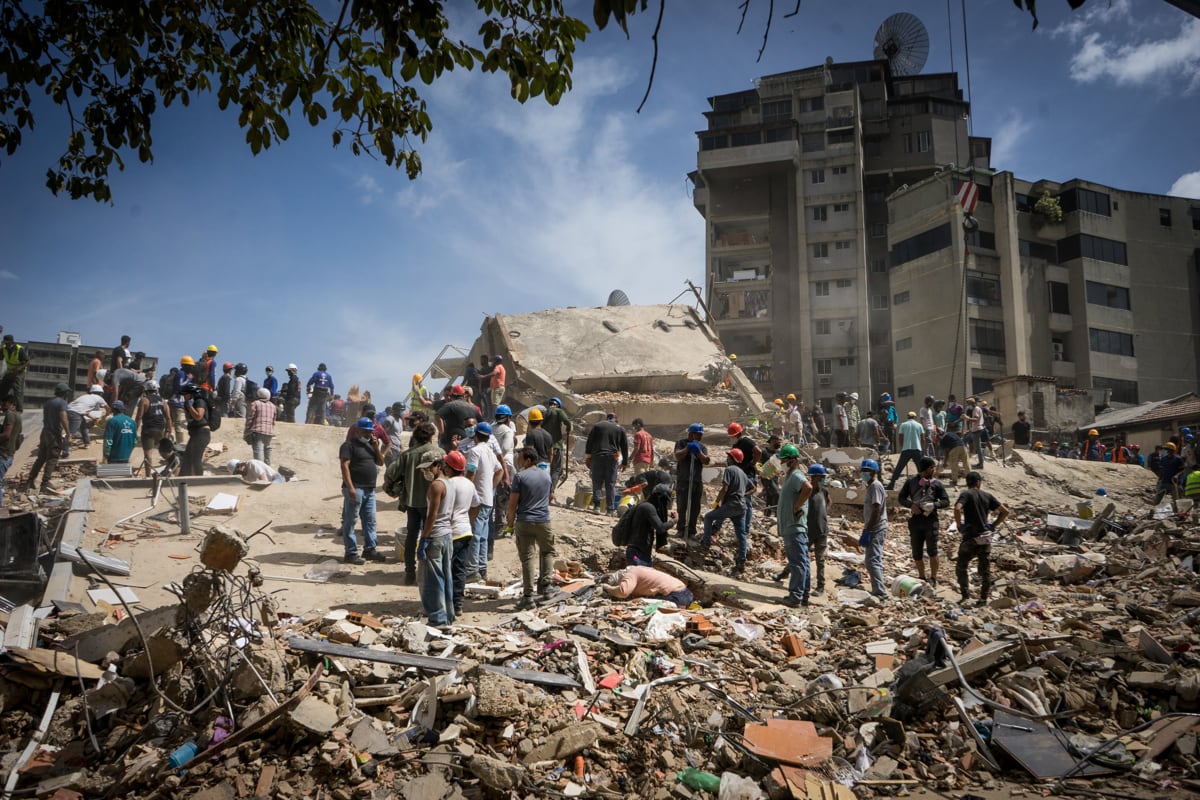 Comercios afectados por los sismos fueron blanco de robos mientras las autoridades enfrentan la atención de la emergencia y el restablecimiento del orden. (Boris Vergara / EFE)