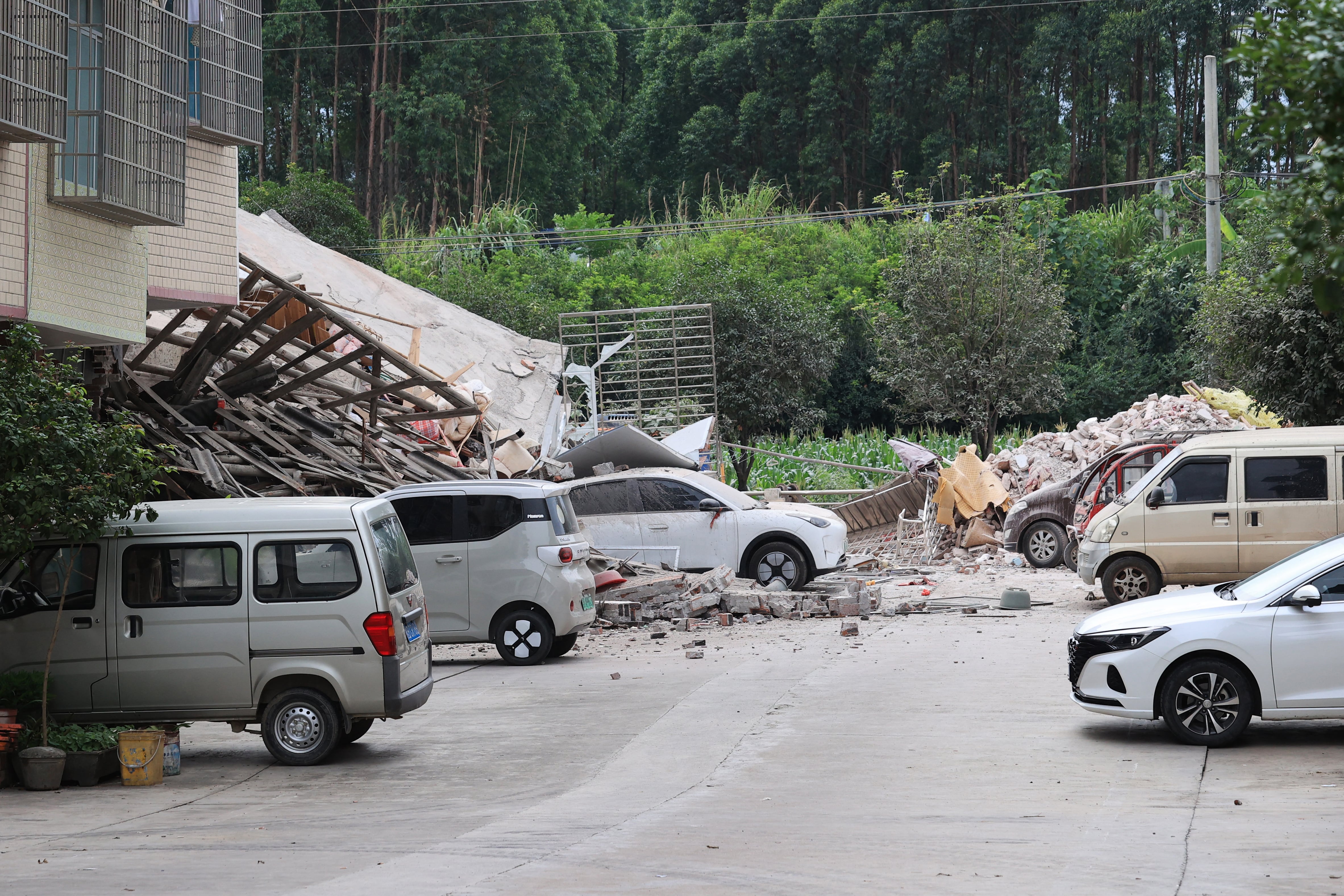 Las autoridades evacuaron a más de 7.000 personas tras el terremoto registrado en la ciudad de Liuzhou, en el sur de China. (Photo by CN-STR / AFP) / China OUT