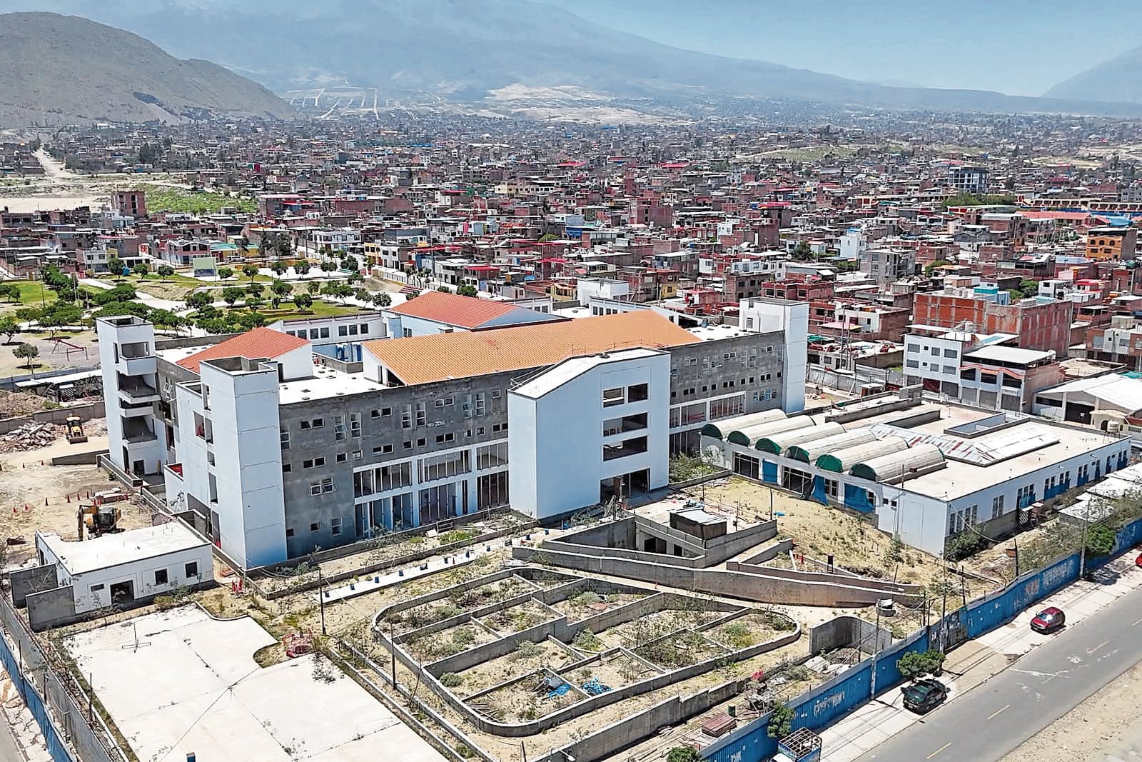 Obras paralizadas en hospitales demandan más dinero. Foto: GEC.