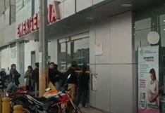 Extorsionadores vuelven a atacar clínica en Comas: arrojan artefacto explosivo (VIDEO)