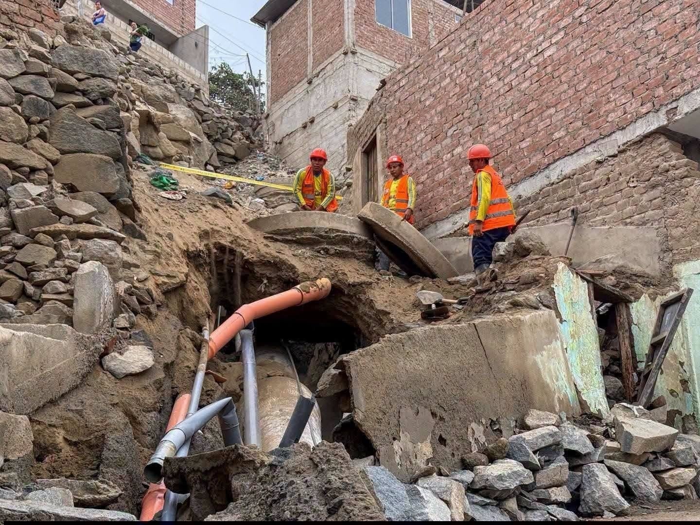 Momentos de tensión vivieron vecinos del distrito de zapatero durante varias horas. Sedalib, empresa encargada del suministro del líquido, aseguró que el conducto colapsó por antigüedad. Dos viviendas han quedado inhabitables y se ha suspendido el servicio para evitar otros posibles daños. Municipios llevan ayuda.