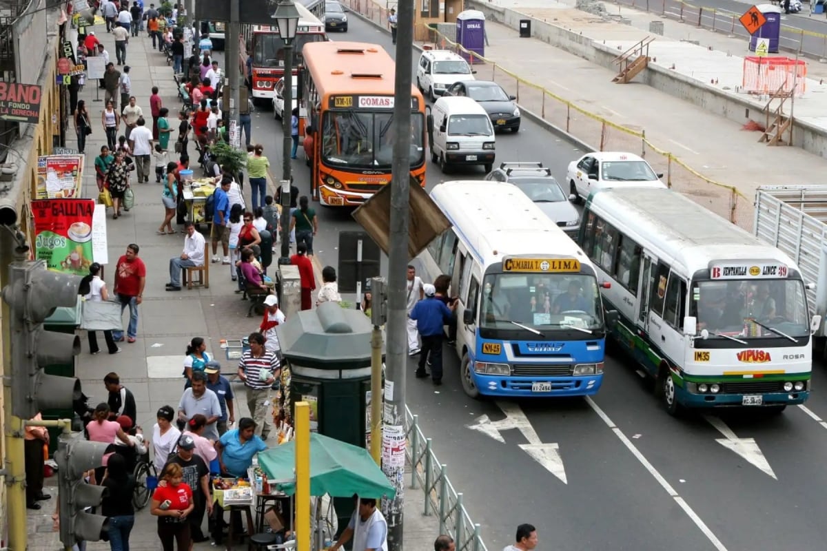 La Coordinadora de Empresas de Transporte Urbano de Lima y Callao confirmó que sus unidades operarán este martes. El gremio espera conocer cómo se implementarán las medidas de seguridad anunciadas por el Ejecutivo. (Foto: Andina)