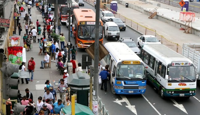 La Coordinadora de Empresas de Transporte Urbano de Lima y Callao confirmó que sus unidades operarán este martes. El gremio espera conocer cómo se implementarán las medidas de seguridad anunciadas por el Ejecutivo. (Foto: Andina)