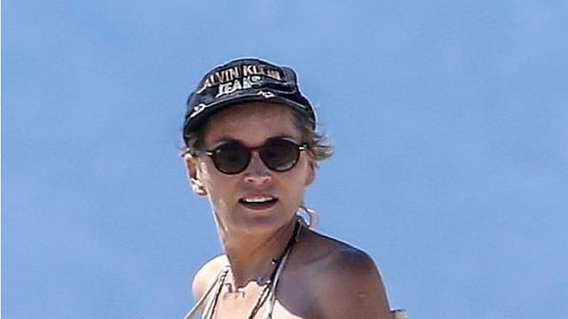  Sharon Stone tuvo un accidente con su bikini en playa de California (FOTO)