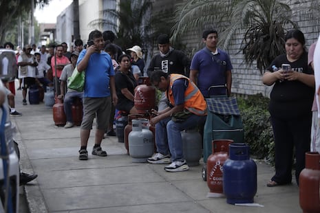 Chorrillos: Vecinos hacen largas colas para adquirir balones de gas (FOTOS)