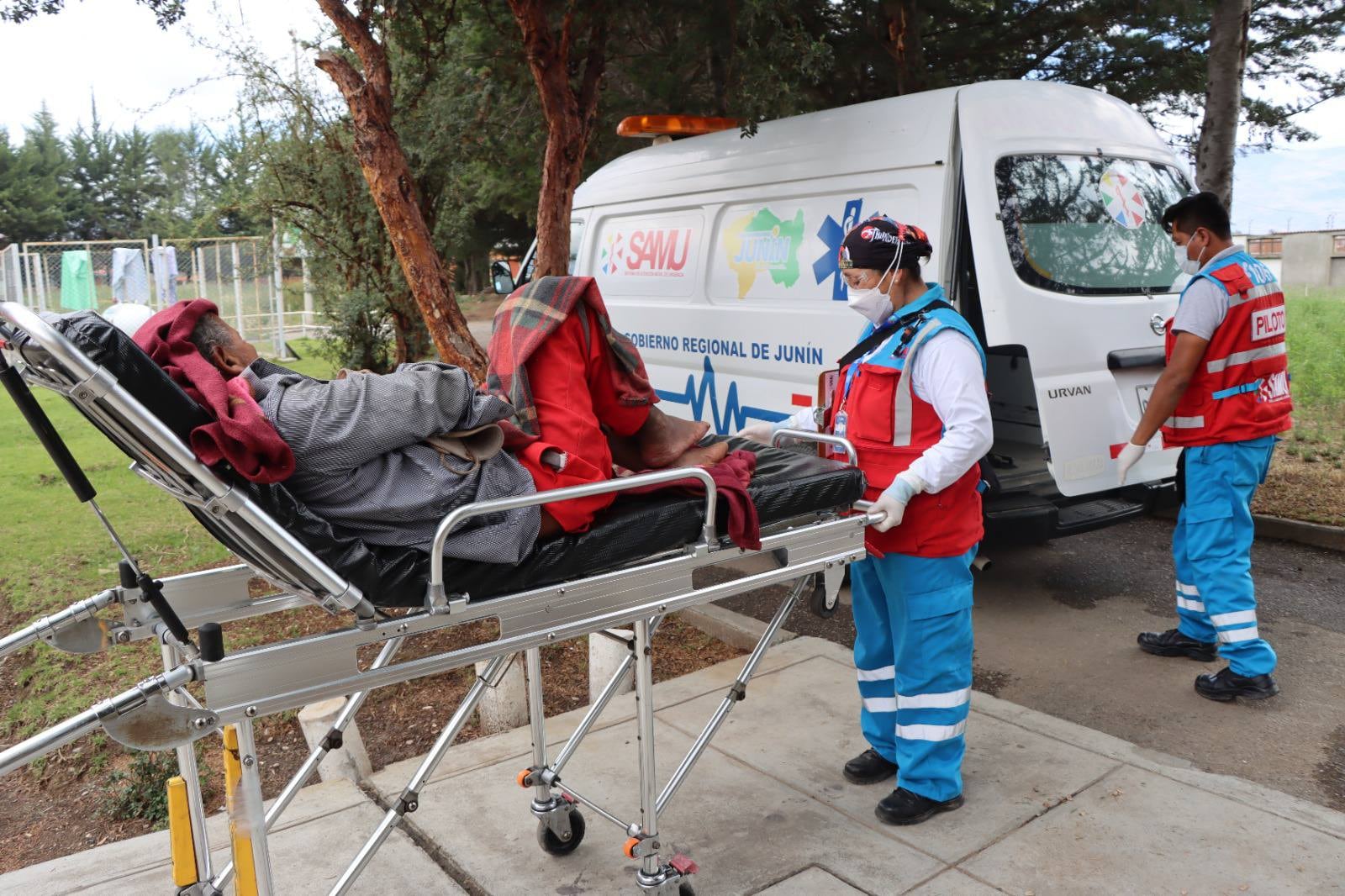 Paramédicos hacen lo que pueden, mientras las autoridades no les dan las herramientas adecuadas.