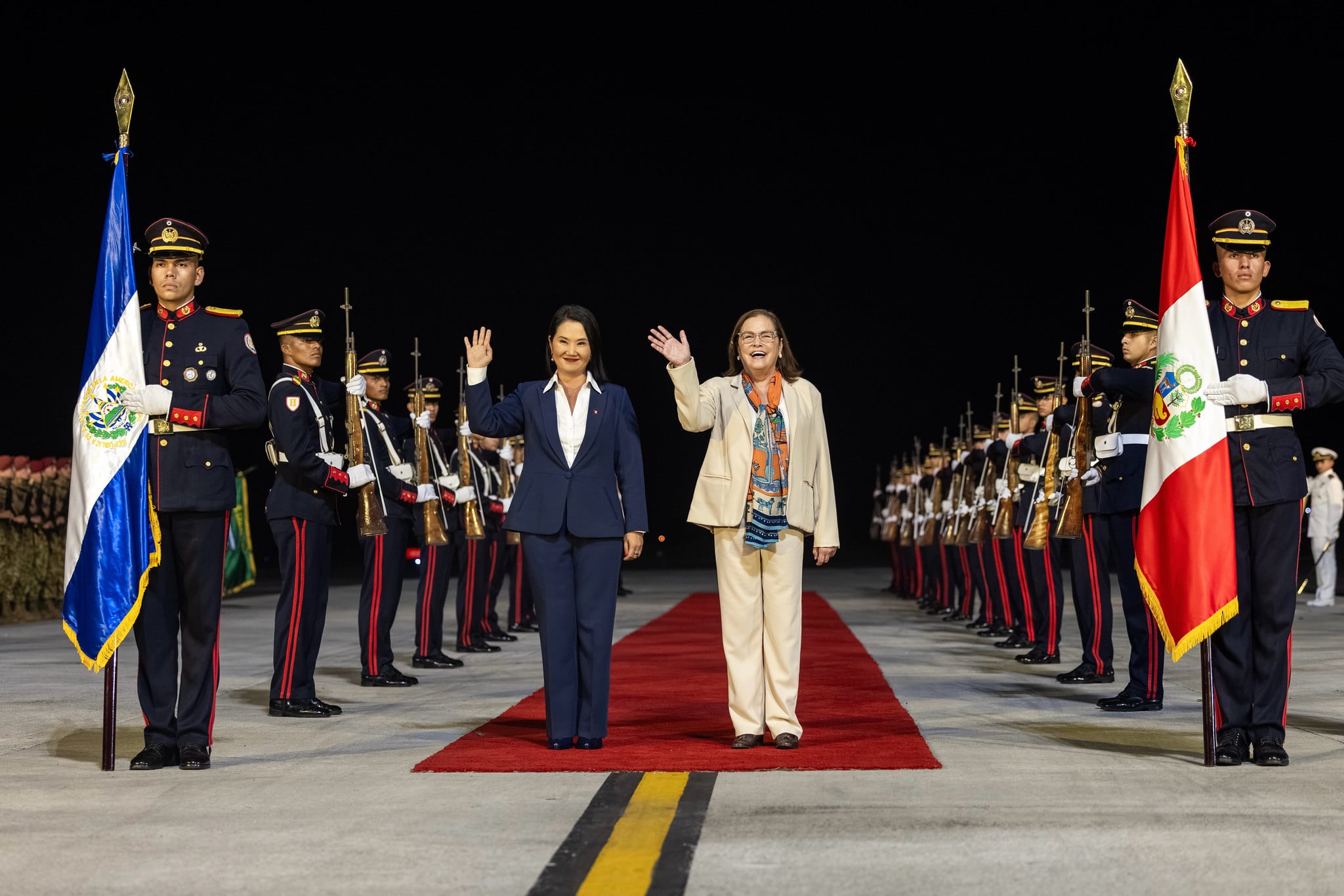 La mandataria peruana llegó a El Salvador para cumplir una agenda oficial centrada en seguridad, lucha contra el crimen organizado, salud y educación. Este jueves conocerá el Centro de Confinamiento del Terrorismo (CECOT), prisión de máxima seguridad con capacidad para 40.000 internos. (Fotos: Presidencia Perú/X)