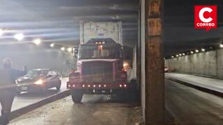 Cercado de Lima: Tráiler se atasca bajo el puente Ramón Castilla en vía del Metropolitano