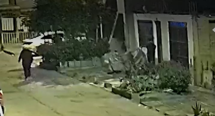 Los ladrones recorrieron previamente la cuadra antes de seleccionar el inmueble ubicado en la calle Buenos Aires. Vecinos denuncian que la delincuencia continúa pese a las rejas y sistemas de videovigilancia instalados en la zona. (Captura de imagen de América Noticias)