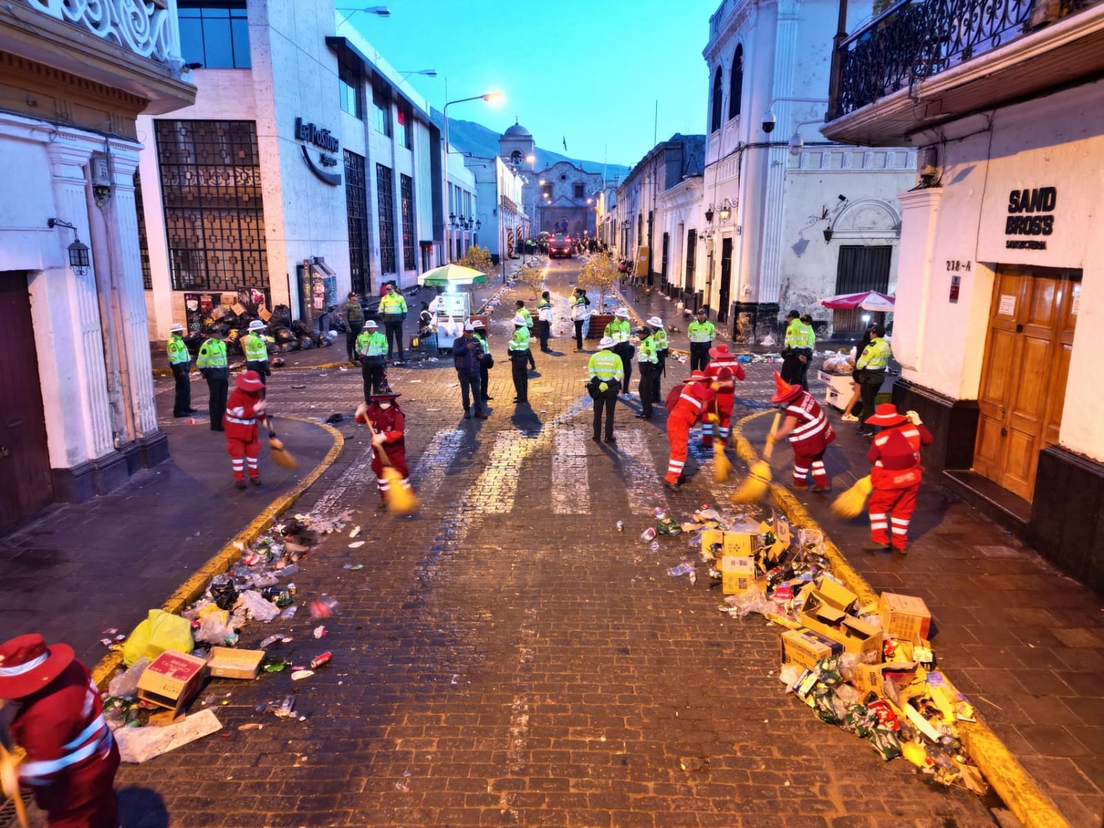 Noventa trabajadores de limpieza pública limpiaron las calles (Foto: Leonardo Cuito)