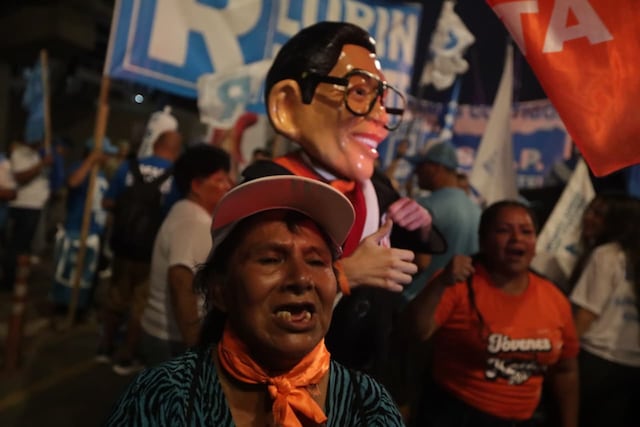 Simpatizantes de partidos llegan a exteriores del Centro de Convenciones por debate presidencial (Foto: Julio Reaño/GEC)