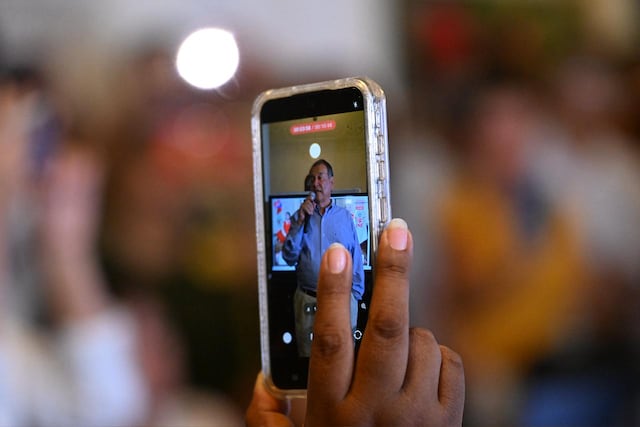 El candidato por partido "Buen Gobierno", Jorge nieto, recibió el flash electoral en su local en el centro de Lima. (Fotos: Paloma del Solar /@photo.gec)