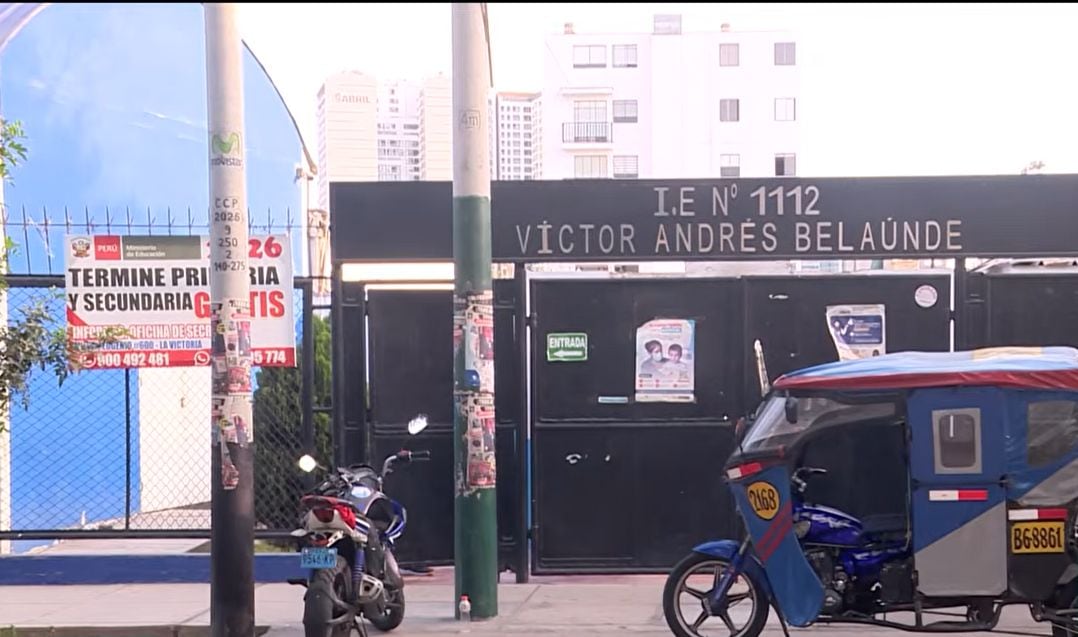 Los estudiantes de la institución educativa N.° 1112 Víctor Andrés Belaúnde habrían difundido videos intimidatorios en redes sociales. Según reportes periodísticos, reconocieron su participación ante las autoridades y sus padres asumieron compromisos de supervisión. La Policía coordina medidas de protección para el director. (Foto: Latina Noticias)