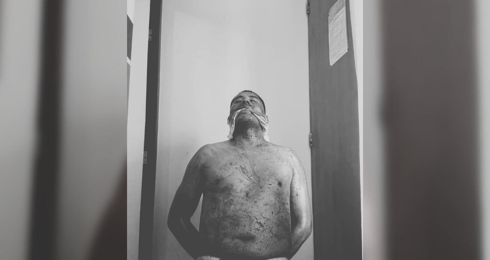 Imagen enviada como prueba del supuesto secuestro; la Policía confirmó que la escena y las manchas de sangre eran falsas. Foto: Composición GEC.