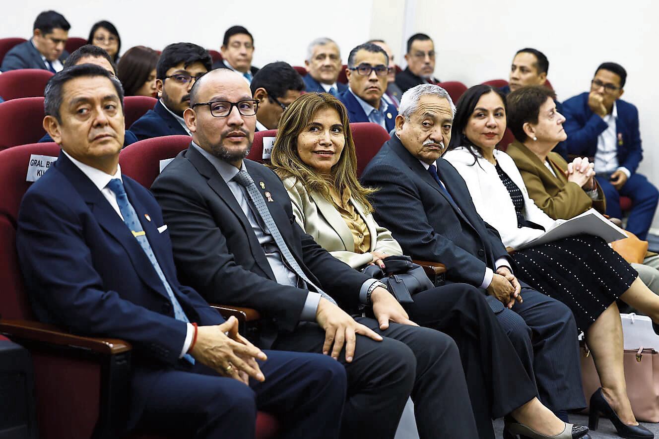 Tres diputados y un senador por Arequipa permanecieron enla ciudad de Lima. Foto: GEC