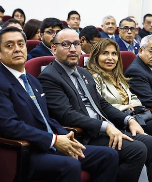 Tres diputados y un senador por Arequipa permanecieron enla ciudad de Lima. Foto: GEC
