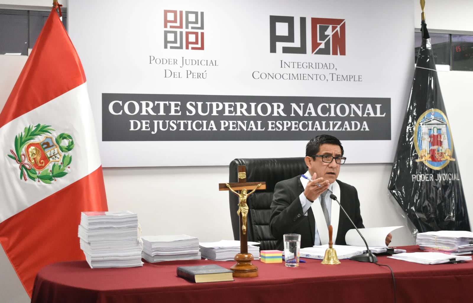 Polémico juez Richard concepción Carhuancho, celebrado o atacado, según el caso, se distingue por la firmeza de sus resoluciones en casos de gran relevancia nacional que involucran a poderosos personajes políticos y empresariales.