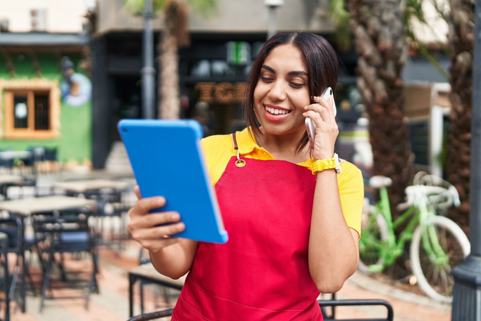 El smartphone se ha convertido en una herramienta de venta para los emprendedores. Crear contenido, realizar transmisiones en vivo y utilizar IA son algunas alternativas para potenciar un negocio.