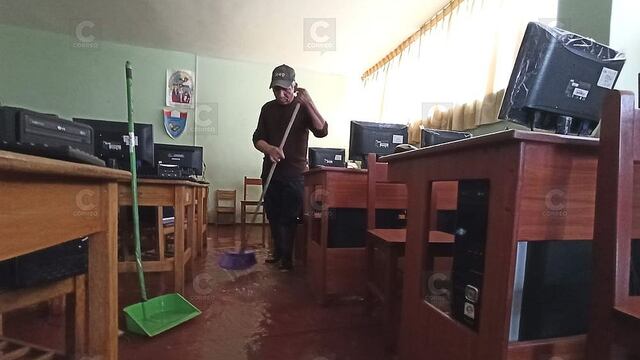 ​Sala de cómputo y material educativo dañado por inundación de colegio (FOTOS)