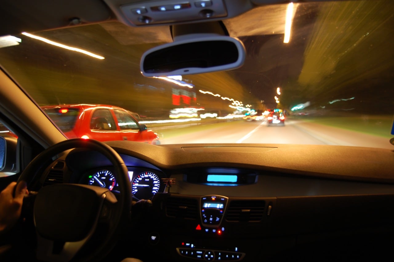 La menor visibilidad durante la noche puede dificultar la detección de peatones, obstáculos y cambios en la vía. Especialistas recomiendan adaptar la velocidad, utilizar correctamente las luces y evitar conducir con sueño o distracciones.