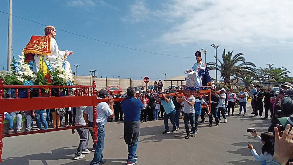Baile. El parque El Ángel de Matarani, Islay, los pescadores bailan con su patrón en hombros. (FOTO: PEDRO TORRES)